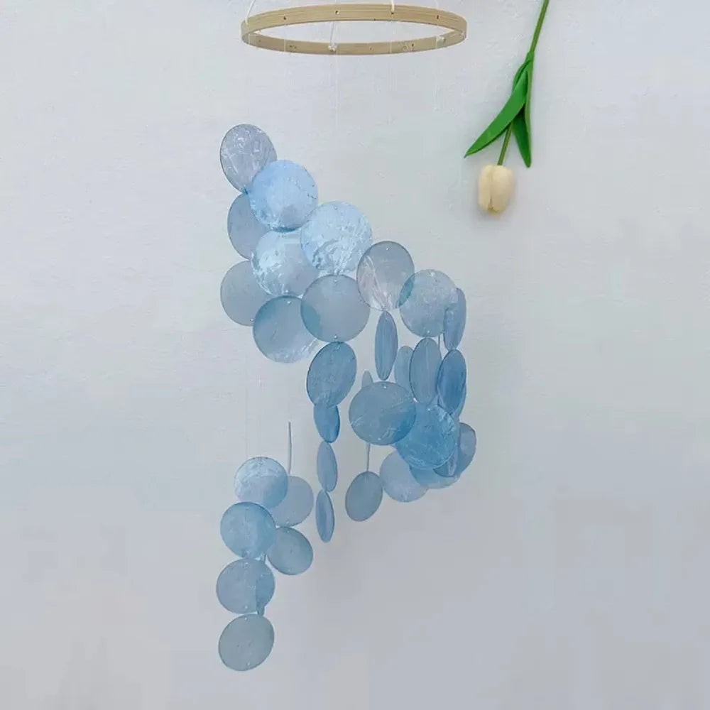 Détail du carillon éolien coquille naturelle avec ses coloris tendance