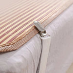 attaches drap réglables sangles élastiques blanc rose beige tissu texturé clips métalliques fixations matelas