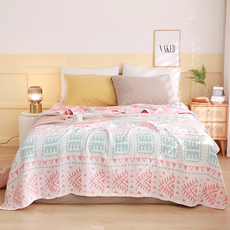 Une chambre élégante et accueillante avec des couleurs douces et des motifs géométriques sur la couverture, créant une atmosphère chaleureuse et apaisante.