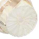 Panier rangement dans une chambre avec couvertures