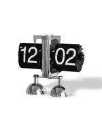 horloge numérique moderne horloge pieds boules chiffres noirs fond blanc métal brillant minimaliste affichage