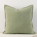 Coussin carré décoratif en velours vert olive lisse et élégant.