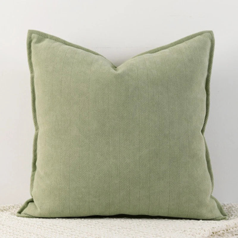Coussin carré décoratif en velours vert olive lisse et élégant.