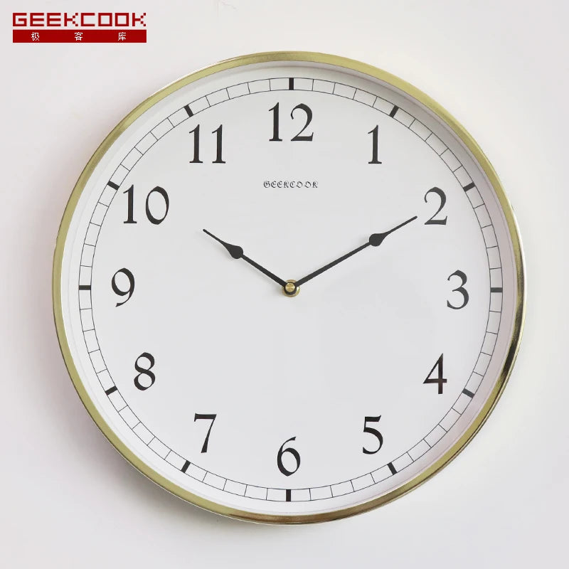 horloge murale dorée aiguilles romains noirs fond blanc moderne salon quartz