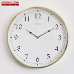 horloge murale dorée aiguilles romains noirs fond blanc moderne salon quartz