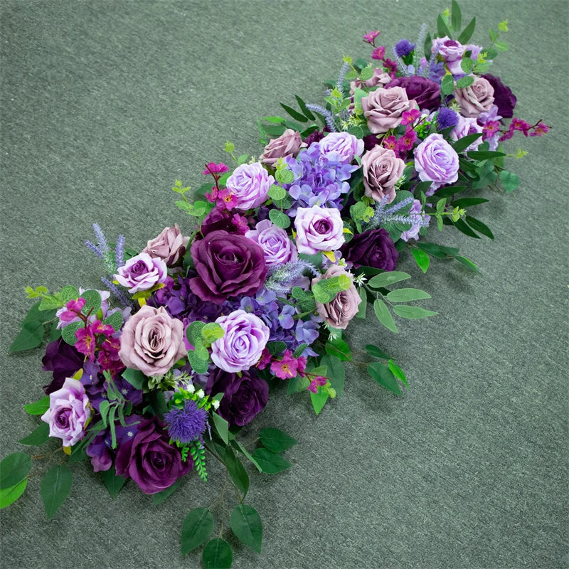 Détail des fleurs en soie rouge de la guirlande