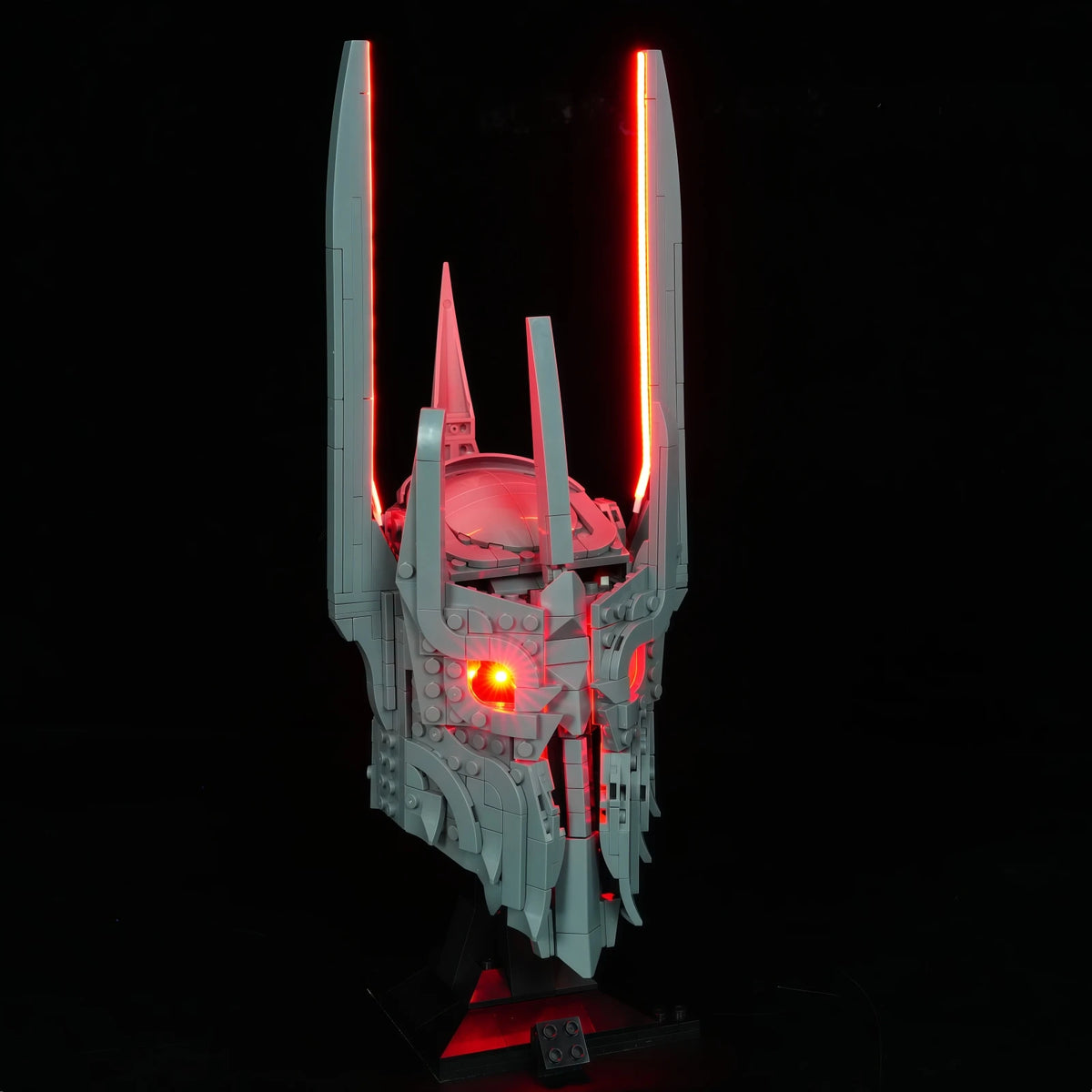 casque robot gris led noir détail sculpté cyberpunk base plate
