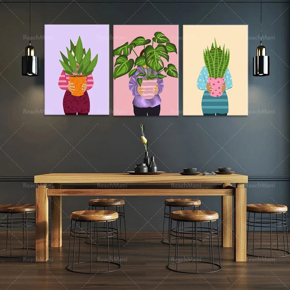 Des illustrations de personnages tenant des plantes d'intérieur décorent cette salle à manger moderne avec sa table en bois et ses tabourets.
