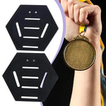 présentoir support médaille noir hexagonal moderne ligne blanche bois décoration muriale compétition gymnastique