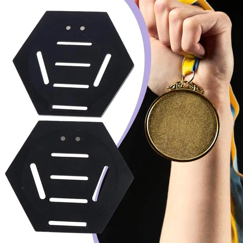 présentoir support médaille noir hexagonal moderne ligne blanche bois décoration muriale compétition gymnastique