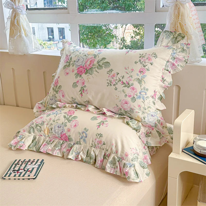 coussin floral vintage coton beige rose vert bleu bordure frisée lit maison