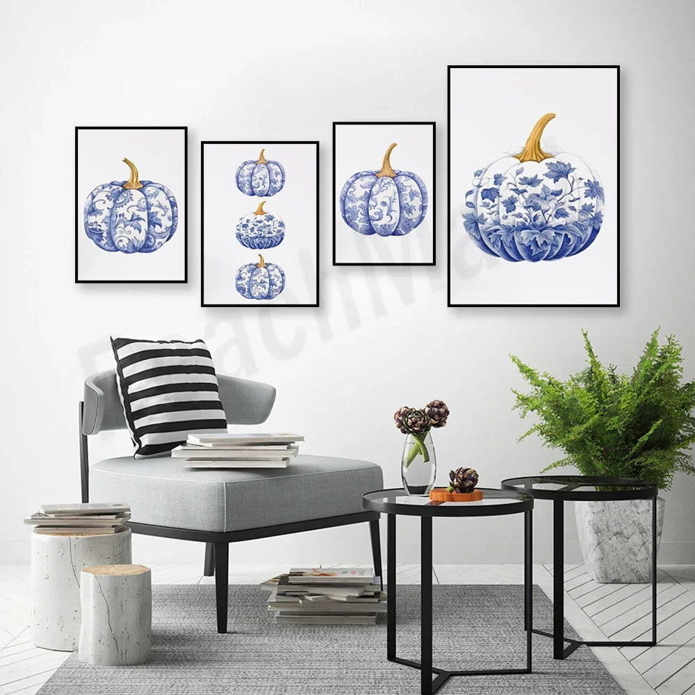 Une décoration murale élégante de citrouilles bleues aux motifs floraux avec des cadres noirs.