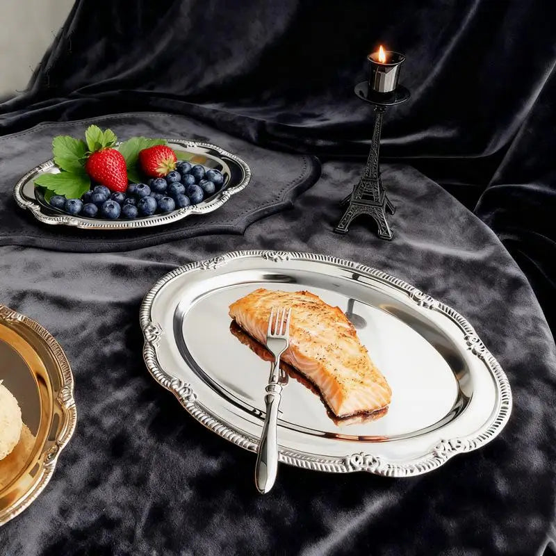 assiettes ovales argentées motifs floraux dessert fourchette cuillère fruits classique table