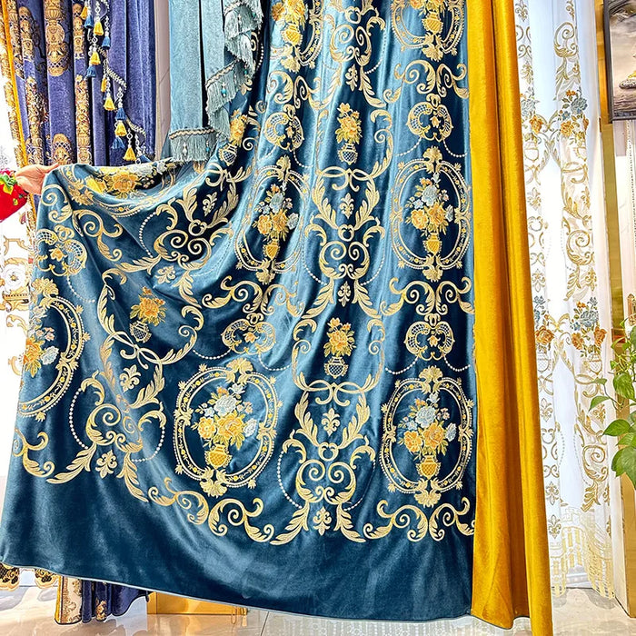 Rideau décoratif bleu et jaune orné de motifs floraux dorés, idéal pour ajouter une touche élégante et sophistiquée à votre salon ou chambre. Parfait pour créer une ambiance luxueuse avec un design riche et délicat. Accessoire intérieur incontournable pour un décor raffiné et harmonieux.