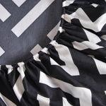 ensemble literie moderne noir blanc motif géométrique drap housse couette deux taies oreillers bord