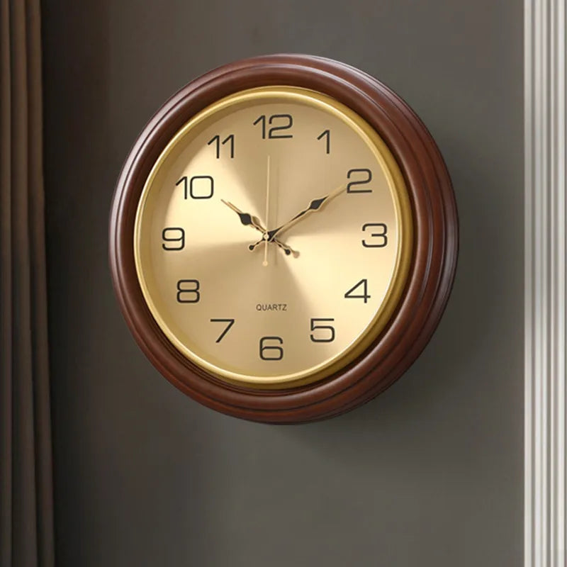 horloge murale classique traditionnel couleur marron or beige motif cannelé