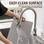 tapis silicone gris moderne rayures diagonales cuisine antidérapant respectueux environnement filtration eau protection vaisselle