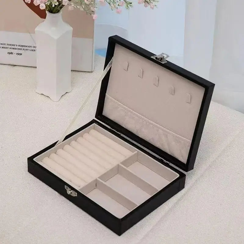 boîte bijoux simili cuir noir blanc rose compartiments cadenas classique organisation sécurité