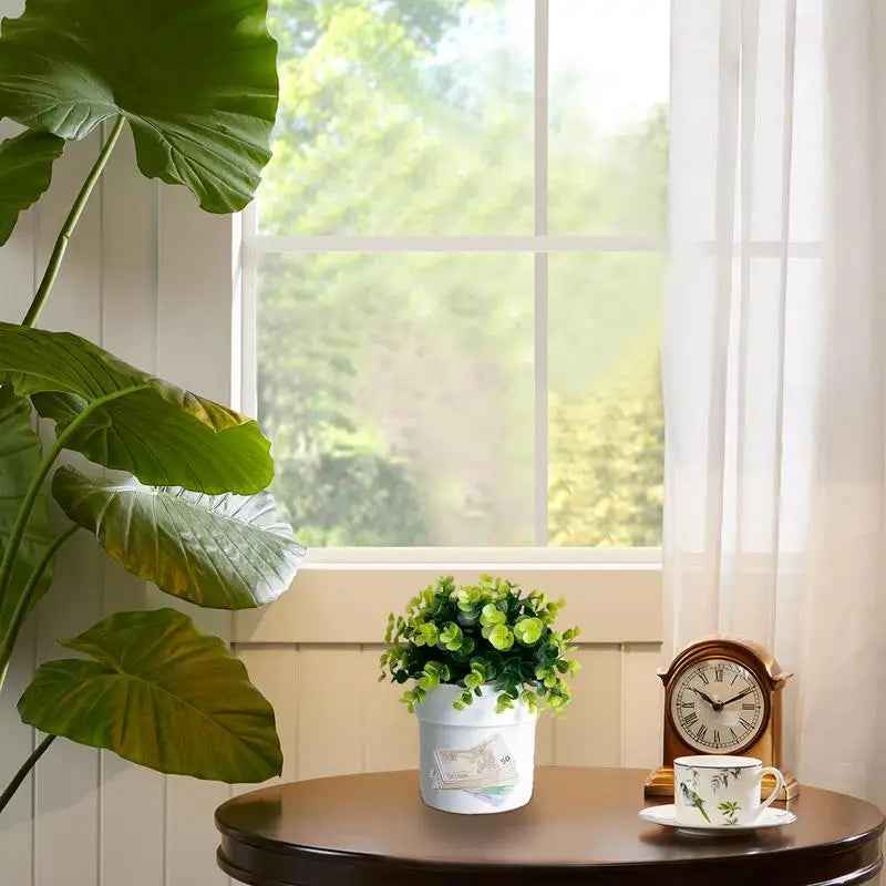 Pot de fleurs blanc intégré parmi des plantes d'intérieur