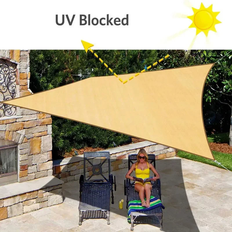 Voile d'ombrage blanche créant une zone d'ombre dans un jardin