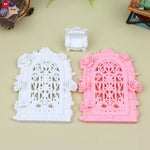 plaque decorative murale baroque ornements floraux rose clair support mural blanc ajouré vintage