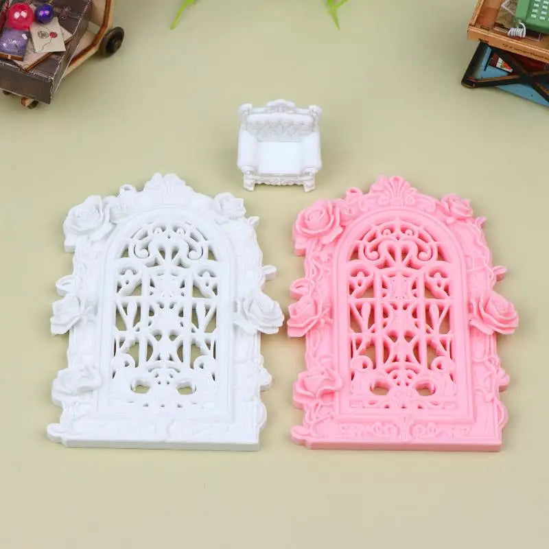 plaque decorative murale baroque ornements floraux rose clair support mural blanc ajouré vintage