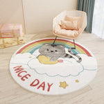 Un tapis rond avec un motif de chat mignon sur un nuage dans un décor aux couleurs douces, parfait pour une chambre d'enfant.