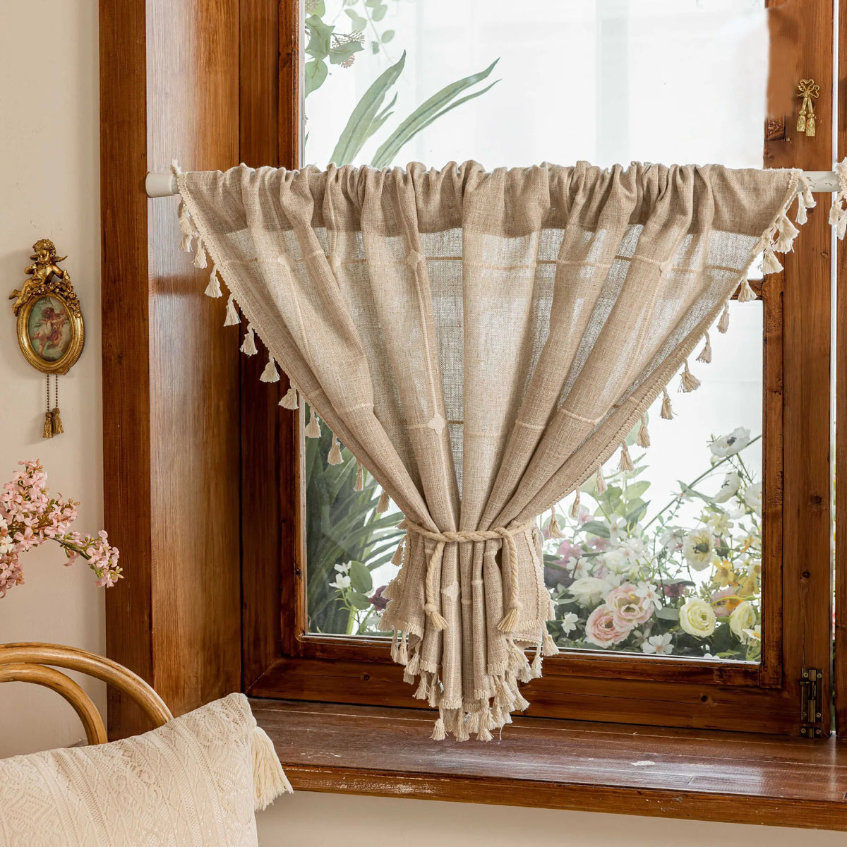 rideau bohème rustique beige carrés blancs franges tubulaire petite fenêtre