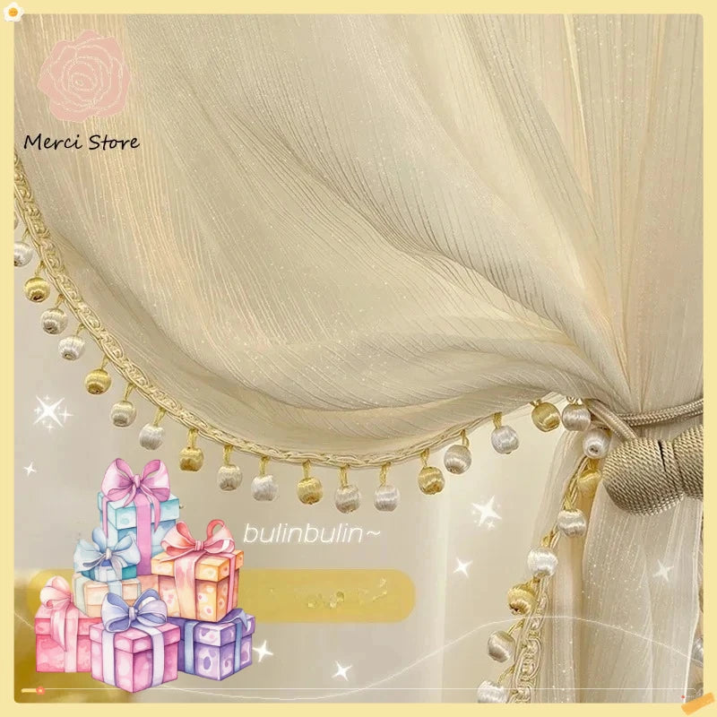 rideau beige clair rayures fines translucide classique rubans dorés pompons chambre salon