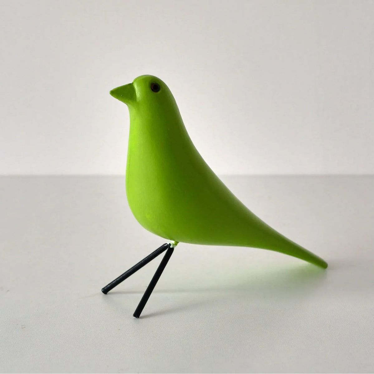 décor oiseau bois peint jaune noir rouge bleu blanc vert pieds métalliques moderne salon