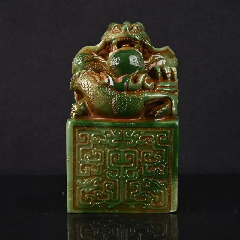 sculpture décorative dragon pierre verte chinois traditionnel détails sculptés socle géométrique opaque animal feng