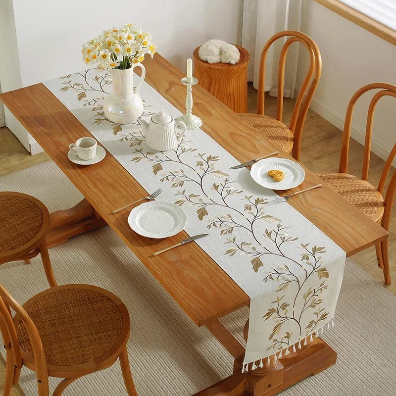 tableau chemin table rustique motifs végétaux franges beige branches feuilles textures tissées bohème