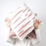 coussin carré rose clair rayé moderne hiver décoration salon canapé