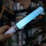 lampe torche portable rechargeable blanc bleu jaune rose texture brillante moderne compact lanière vis