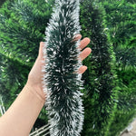 Guirlande de Noël enroulée autour d'un arbre de Noël