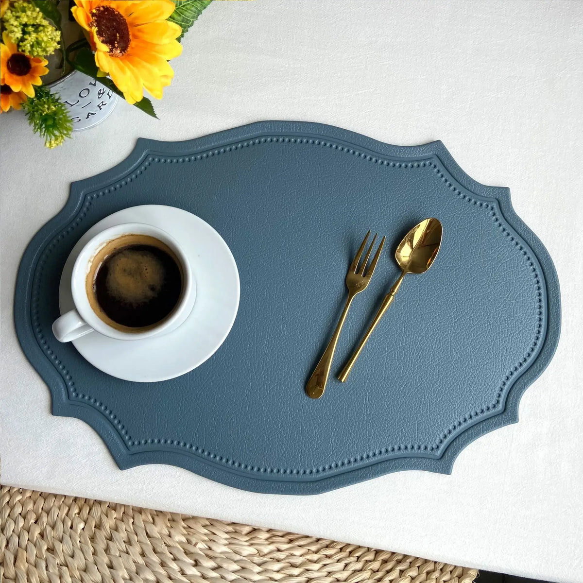 assiettes classiques opaques vert gris beige rose pâle 30x43cm lisses dorées cuillères
