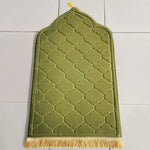 tapis géométrique moderne élégant vert clair bleu marine rouge rose gris clair franges dorées