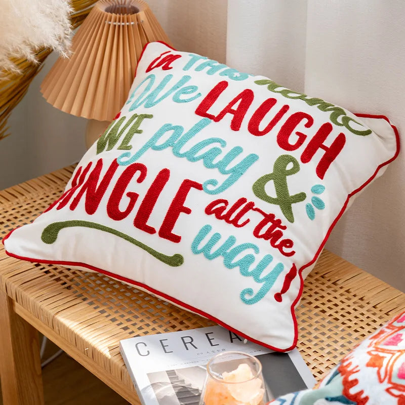 Ce coussin décoratif avec son imprimé humoristique et coloré est idéal pour ajouter une touche de personnalité à votre intérieur.
