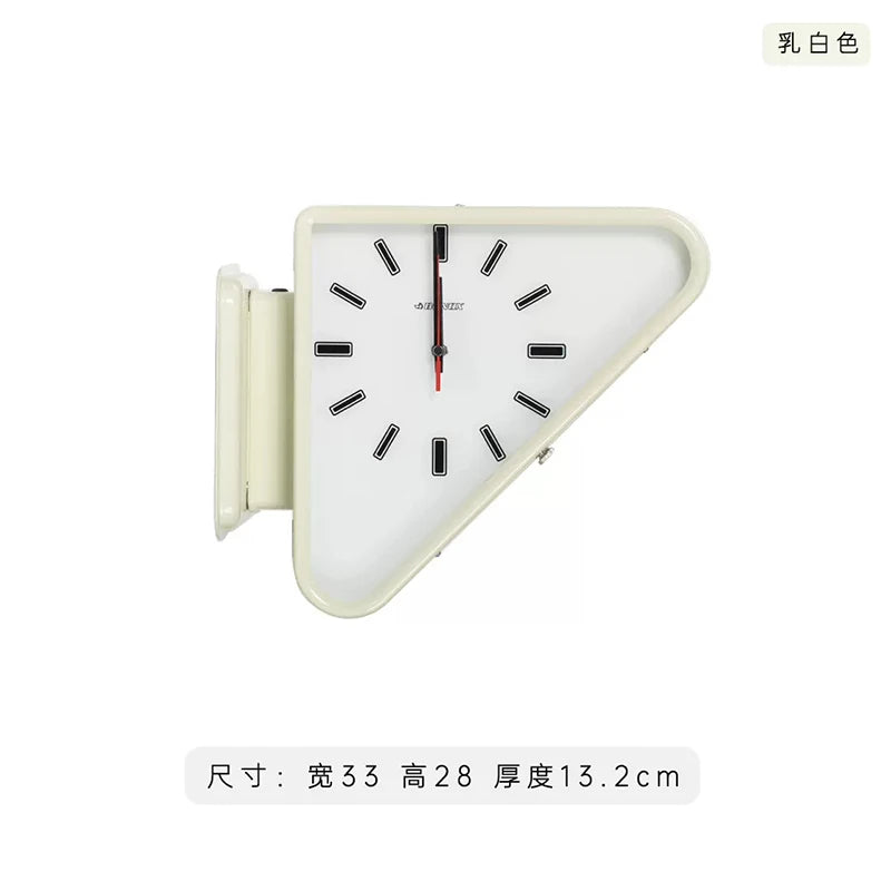 horloge murale vintage rouge noir argentée décoration salon rétro fixations visibles cadrans rectangles noirsOpaque