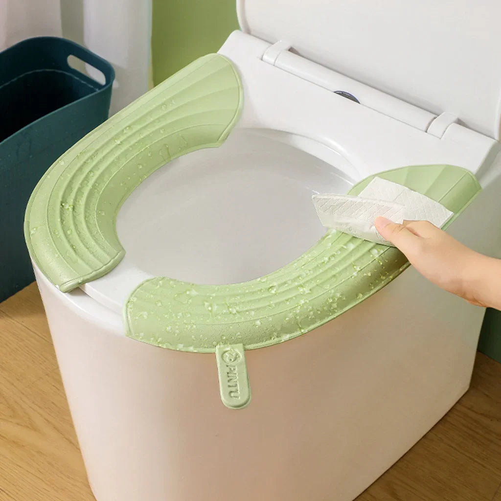siège toilette pliable vert clair moderne texture souple clips fixation pratique