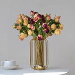 décoration intérieure bouquet roses artificielles soie transparente vase moderne blanc roseclair rosefoncé table maison
