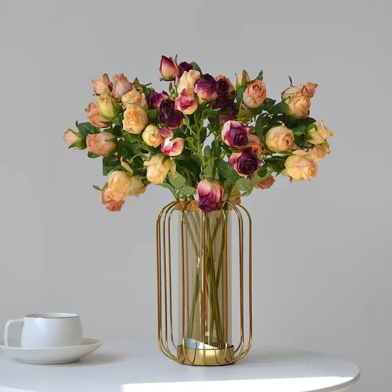 décoration intérieure bouquet roses artificielles soie transparente vase moderne blanc roseclair rosefoncé table maison