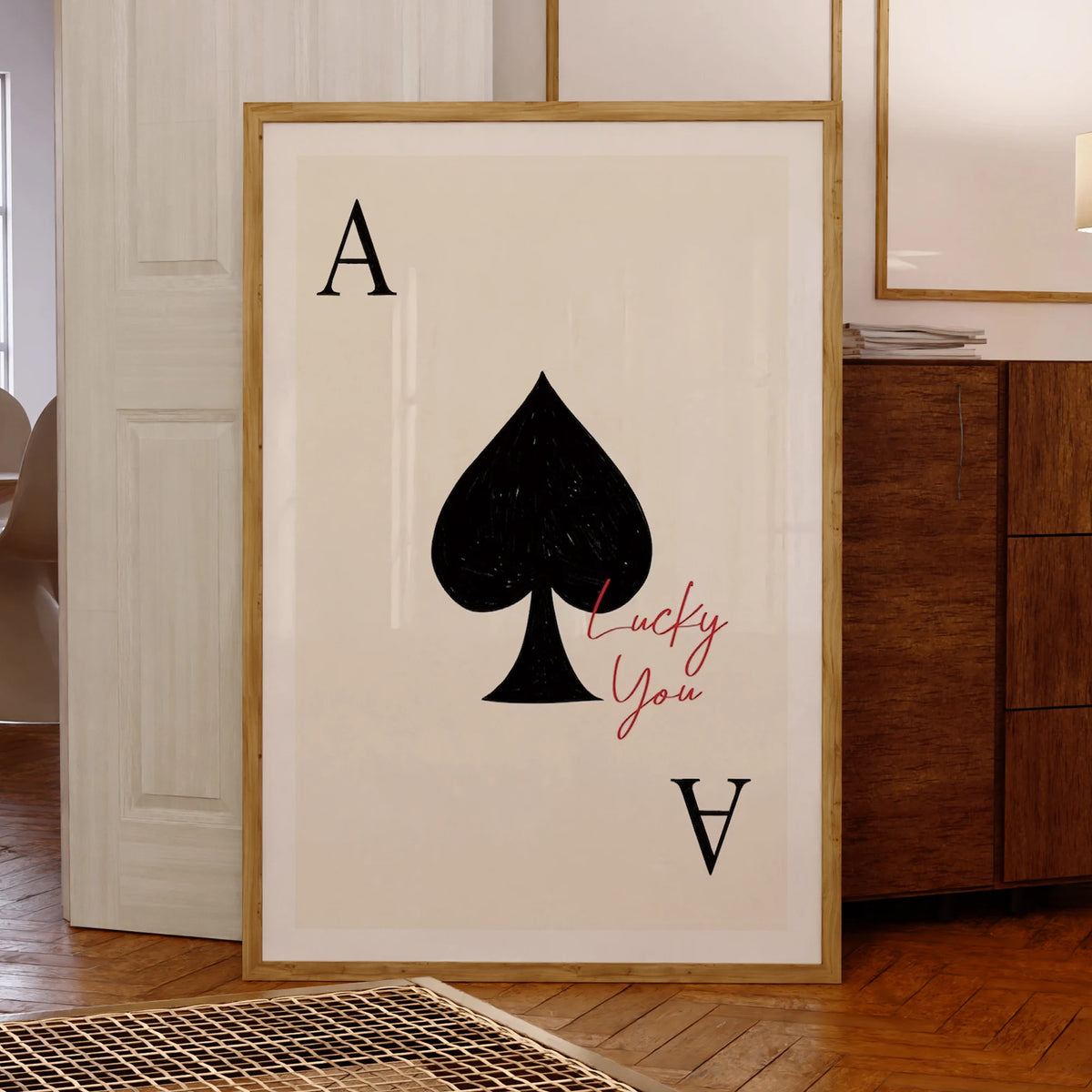 affiche minimaliste poker lucky you as piques beige noir rouge cadre métal salon chambre
