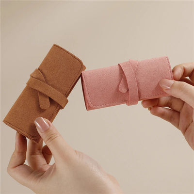 Boîte à bijoux de voyage pliable grise ouverte montrant les compartiments