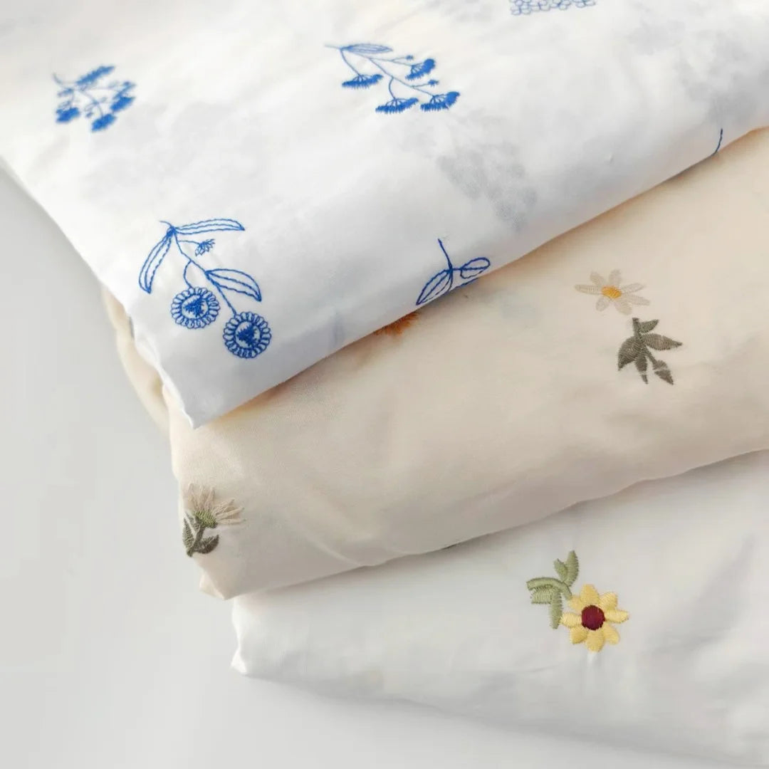 tissu coton brodé fleurs colorées popeline blanc simple délicat 150x50cm bricolage matériaux biodegradable