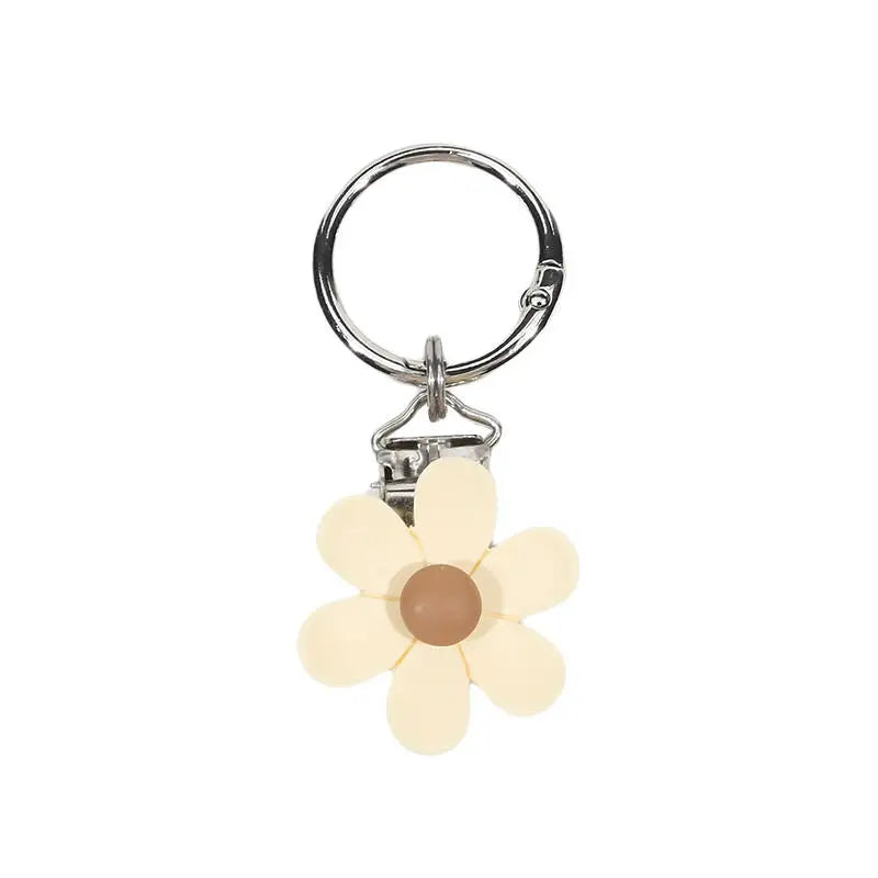 porte clés pince chapeau fleurs simples moderne minimaliste beige blanc jaune rose adhésif voyage