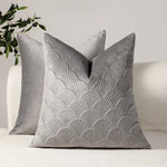 coussins carrés élégants texture plumes couleurs bordeaux blanc marron gris moderne