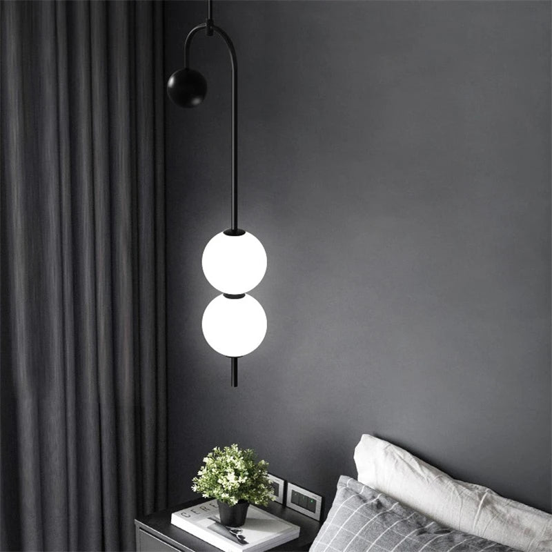suspension lumineuse moderne sphères translucides structure métallique noir blanc