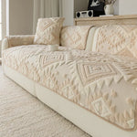 Un canapé somptueux et confortable avec un motif géométrique élégant et une texture douce, créant une ambiance chaleureuse et raffinée dans cette pièce.