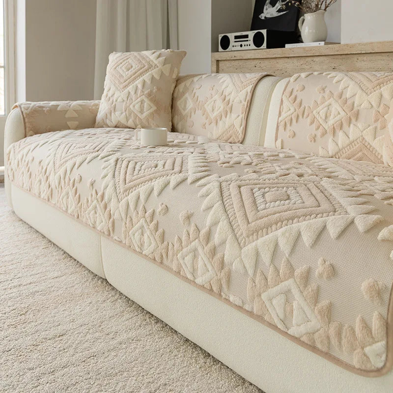 Un canapé somptueux et confortable avec un motif géométrique élégant et une texture douce, créant une ambiance chaleureuse et raffinée dans cette pièce.